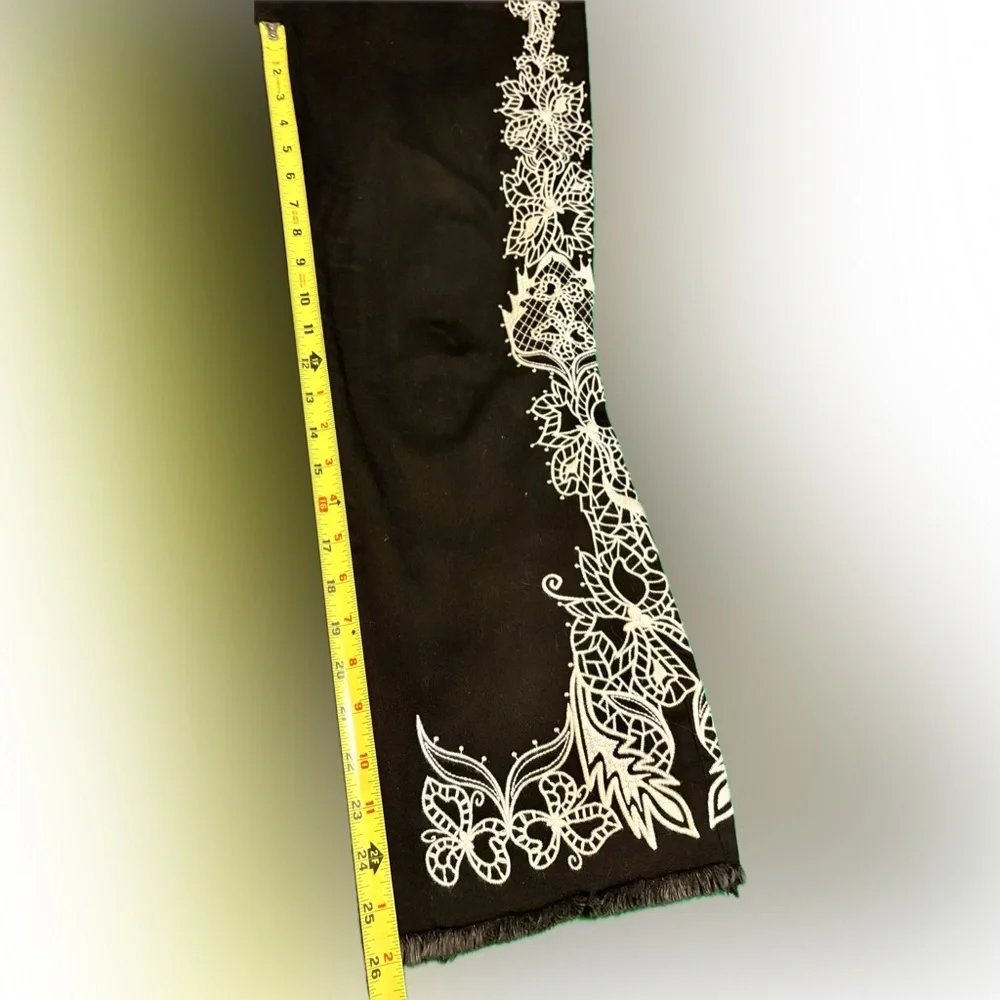 Johnny Was Embroidered Black Crop Jeans Sz 32 - Picture 9 of 9